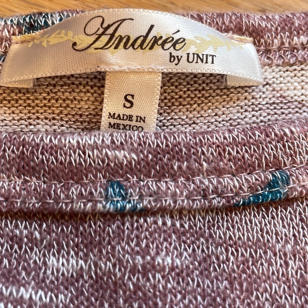 Andree by unit floral dolman top - Picture 3 of 9